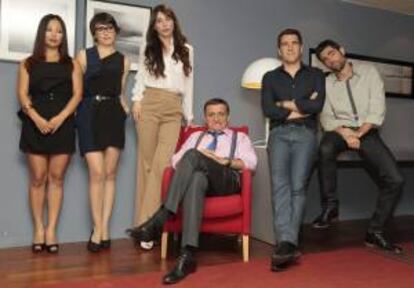 Equipo de "El intermedio", con Usun Yoon, Thais Villas, Beatriz Montañez, José Miguel Monzón, "El Gran Wyoming", Fernando González, "Gonzo", y Dani Mateo. EFE/Archivo