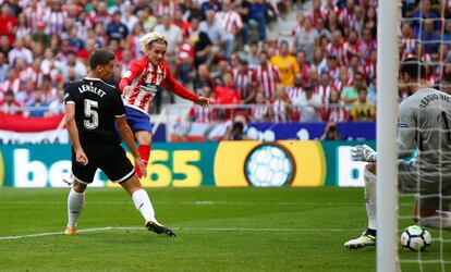 Griezmann lanza la pelota a la portería del sevillista Sergio Rico marcando el segundo gol del Atlético de Madrid.