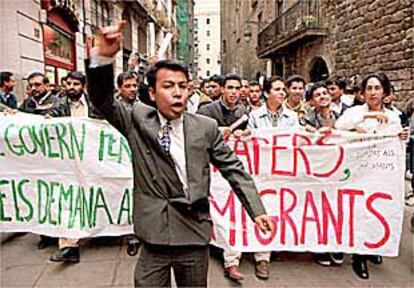 Inmigrantes durante su manifestación ayer a la salida de su encierro en la iglesia del Pí.