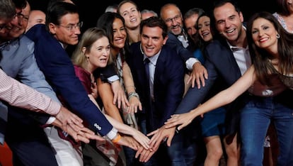 El líder de Ciudadanos Albert Rivera, Ignacio Aguado (2d) y Begoña Villacís (4i), durante el acto previo a la reunión ordinaria del Consejo General de su partido. 