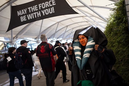 Una fan disfrazada de Ahsoka a la entrada de la 'Star Wars Celebration'.