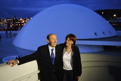 Rubalcaba y la alcaldesa de Avilés, Pilar Varela, ayer en el centro cultural Oscar Niemeyer.