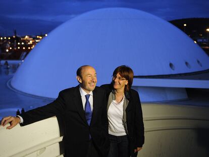 Rubalcaba y la alcaldesa de Avilés, Pilar Varela, ayer en el centro cultural Oscar Niemeyer.
