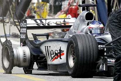 Estado en el que quedó el McLaren de Raikkonen tras destrozar una rueda.
