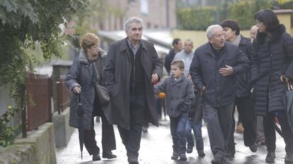 Bernardo Atxaga (centro), durante un paseo por los lugares de su obra, en noviembre de 2015.