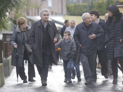 Bernardo Atxaga (centro), durante un paseo por los lugares de su obra, en noviembre de 2015.