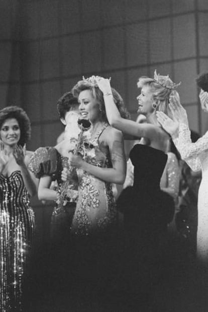 Vanessa Williams fue la primera mujer negra en ganar en el certamen de Miss América. En la imagen, el momento de su coronación en 1984.