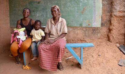 Aïcha Yaro, operada en 2011, con sus hijos Ebenezer, de tres años, y Ludmila, de dos meses, y su madre Marie Odile en el patio de su casa, el barrio de Goudrin, Uagadugú.