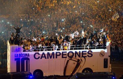 Miles de aficionados esperaban a los jugadores del Real Madrid en la plaza de la Cibeles.