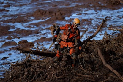 Um bombeiros busca por vítimas em meio aos rejeitos que vazaram da barragem da Vale em Brumadinho.