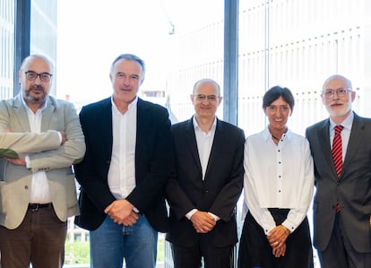 El director general de VidaCaixa, Javier Valle, junto con la los miembros de la comisión de expertos sobre el colectivo sénior.