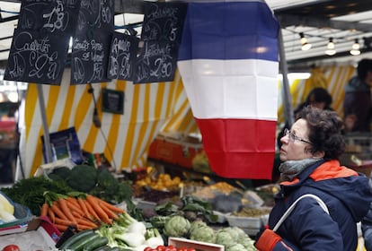 Una mujer en el mercado Ricard Lenoir, cerca de la sala Bataclan de París.