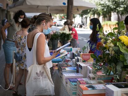 Parada de libros y rosas frente a la librería La Impossible en Barcelona en julio de 2020.