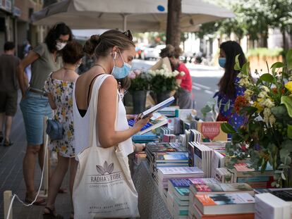 Parada de libros y rosas durante el 'Sant Jordi de verano', del pasado 23 de julio.