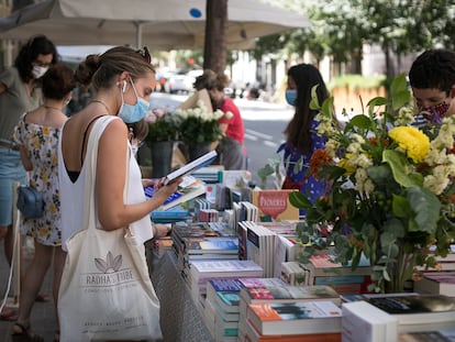 Parada de libros y rosas el 23 de julio de 2020 en Barcelona.