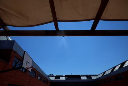 En el patio han instalado unas pérgolas con nebulizadores. Jaime Villanueva/El País