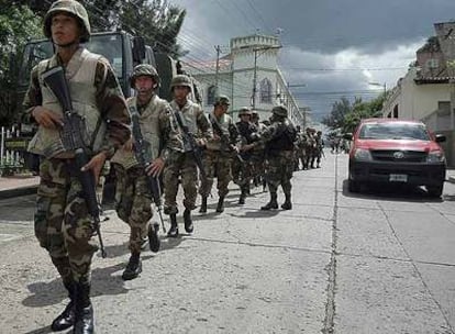 Una columna de soldados se dirige a la sede de las Fuerzas Armadas en Tegucigalpa ayer en la tarde