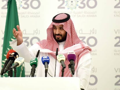 Mohamed Bin Salm&aacute;n, hijo del rey y segundo en l&iacute;nea de sucesi&oacute;n, este lunes en una rueda de prensa en Riad.