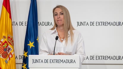 La presidenta de la Junta de Extremadura, María Guardiola, en la comparecencia en la que ha anunciado la convocatoria de elecciones anticipadas, este lunes, en Mérida.