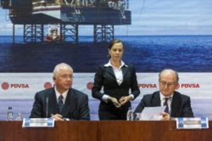Rafael Ramírez (i), presidente de PDVSA y Antonio Brufau (d), presidente de Repsol, firman el acuerdo para la explotación conjunta de las reservas de gasen el país venezolano, en la sede principal de PDVSA en Caracas.