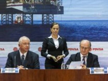 Rafael Ram&iacute;rez (i), presidente de PDVSA y Antonio Brufau (d), presidente de Repsol, firman el acuerdo para la explotaci&oacute;n conjunta de las reservas de gasen el pa&iacute;s venezolano, en la sede principal de PDVSA en Caracas. 