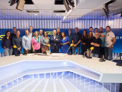 Foto de familia durante la presentación de la temporada 2023-2024 de la Cadena SER.