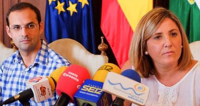 V&iacute;ctor Mora e Irene Garc&iacute;a, en el Ayuntamiento de Sanl&uacute;car.