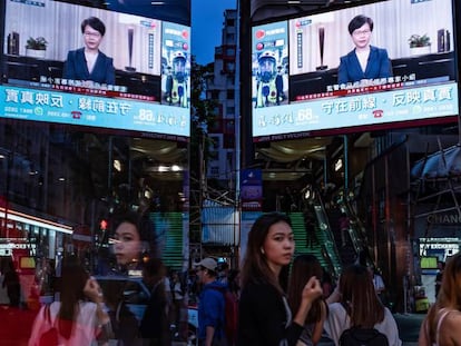 Una pantalla de televisión de un escaparate en Hong Kong emite el discurso con el que Carrie Lam anunció la retirada del proyecto de extradición.  