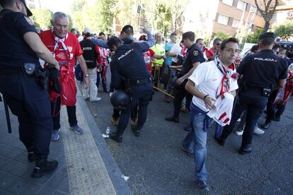 La policía registra a los aficionados en las inmediaciones del Vicente Calderón.