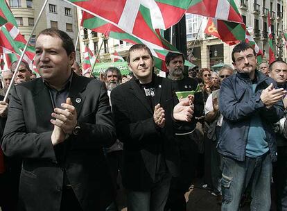 Barrena, Otegi, Díez Usabiaga (detrás) y Petrikorena, en una manifestación en San Sebastián.