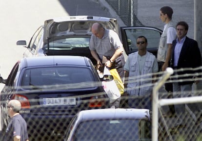 Luis Roldán (centro), rodeado de policías de paisano, reingresaba en la prisión de Brieva (Ávila) tras disfrutar de un permiso carcelario, en 2001. El caso de corrupción que llevó su apellido estalló en 1993, después de que 'Diario 16' publicase que Roldán era dueño de al menos una decena de pisos y chalés por toda España y que disponía de una sociedad secreta a su nombre llamada Europe Capital SL, que administraba dicho patrimonio inmobiliario.