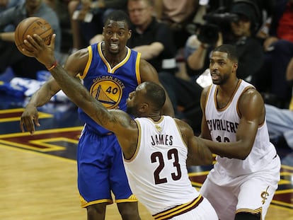 Lebron roba un balón en el partido de hoy.