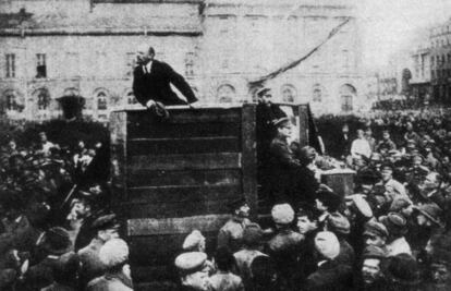 Lenin, en un mitin en la Plaza Roja de Mosc&uacute;, en 1918.