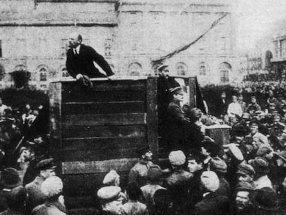 Lenin, en un mitin en la Plaza Roja de Mosc&uacute;, en 1918.