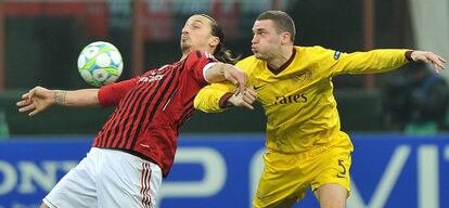 Ibrahimovic controla el balón ante Vermaelen en el Giuseppe Meazza de Milan.