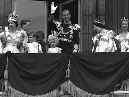 FILE - Britain's Queen Elizabeth II and Prince Philip, Duke of Edinburgh, gather with other members of the British Royal Family to greet supporters from the balcony at Buckingham Palace following her coronation, which took place in Westminster Abbey. London, June. 2, 1953. The Associated Press will muster a small army to cover King Charles III's coronation this weekend. For his mother's crowning 70 years ago, the wire service also enlisted the help of an air force. In 1953, it took eight minutes to transmit a single black-and-white photograph, provided the weather conditions and phone lines cooperated. So among the methods AP employed to deliver photos from London to its American newspaper clients was an arrangement to put them on Royal Air Force bombers. (AP Photo, file)

Associated Press/LaPresse
Only Italy and Spain