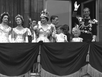 FILE - Britain's Queen Elizabeth II and Prince Philip, Duke of Edinburgh, gather with other members of the British Royal Family to greet supporters from the balcony at Buckingham Palace following her coronation, which took place in Westminster Abbey. London, June. 2, 1953. The Associated Press will muster a small army to cover King Charles III's coronation this weekend. For his mother's crowning 70 years ago, the wire service also enlisted the help of an air force. In 1953, it took eight minutes to transmit a single black-and-white photograph, provided the weather conditions and phone lines cooperated. So among the methods AP employed to deliver photos from London to its American newspaper clients was an arrangement to put them on Royal Air Force bombers. (AP Photo, file)

Associated Press/LaPresse
Only Italy and Spain