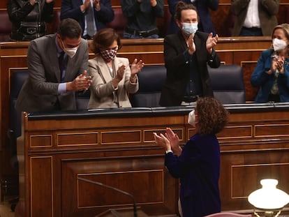 La ministra de Hacienda, María Jesús Montero, aplaudida por el presidente, Pedro Sánchez, y tres de los vicepresidentes, en el Congreso.