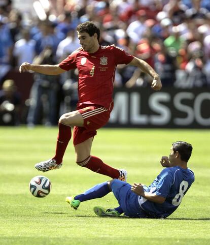 Javi Martínez controla el balón ante Kevin Santamaría en el amistoso que enfrentó a España y El Salvador.