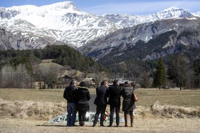 Familiares de las víctimas del accidente aéreo de la compañía alemana Germanwings junto a monolito en recuerdo a las víctimas en la localidad francesa de La Verne.