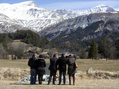 Familiares de las víctimas del accidente aéreo de la compañía alemana Germanwings junto a monolito en recuerdo a las víctimas en la localidad francesa de La Verne.