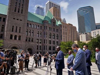 El abogado de la familia Floyd, Ben Crump, fuera del tribunal de Minneapolis.