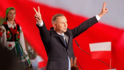 Andrzej Duda faz um gesto de vitória a seus simpatizantes após conhecer os resultados das pesquisas, neste domingo, em Lowicz.