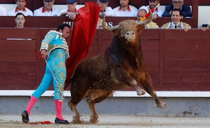 Antonio Ferrera, con su primer toro esta tarde en Las Ventas.