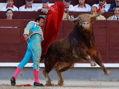 Antonio Ferrera, con su primer toro esta tarde en Las Ventas.