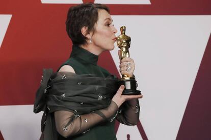 Olivia Colman besa el Oscar a mejor actriz.