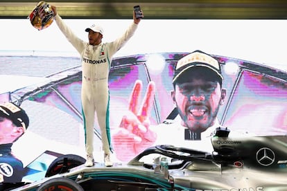 Lewis Hamilton celebra su triunfo en el Gran Premio de Abu Dabi.