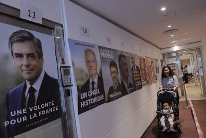 Posters de los candidatos eleactorales a las elecciones de Francia en el interior del consulado francés en Hong Kong.