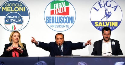 El l&iacute;der de Forza Italia, Silvio Berlusconi, flanqueado por la de Fratelli D&#039;Italia, Giorgia Meloni, y el de la Liga, Matteo Salvini, el pasado 1 de marzo en un m&iacute;tin.