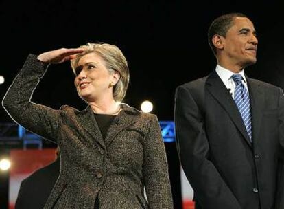 Hillary Clinton y Barack Obama, poco antes de comenzar el debate de Ohio, el martes pasado.